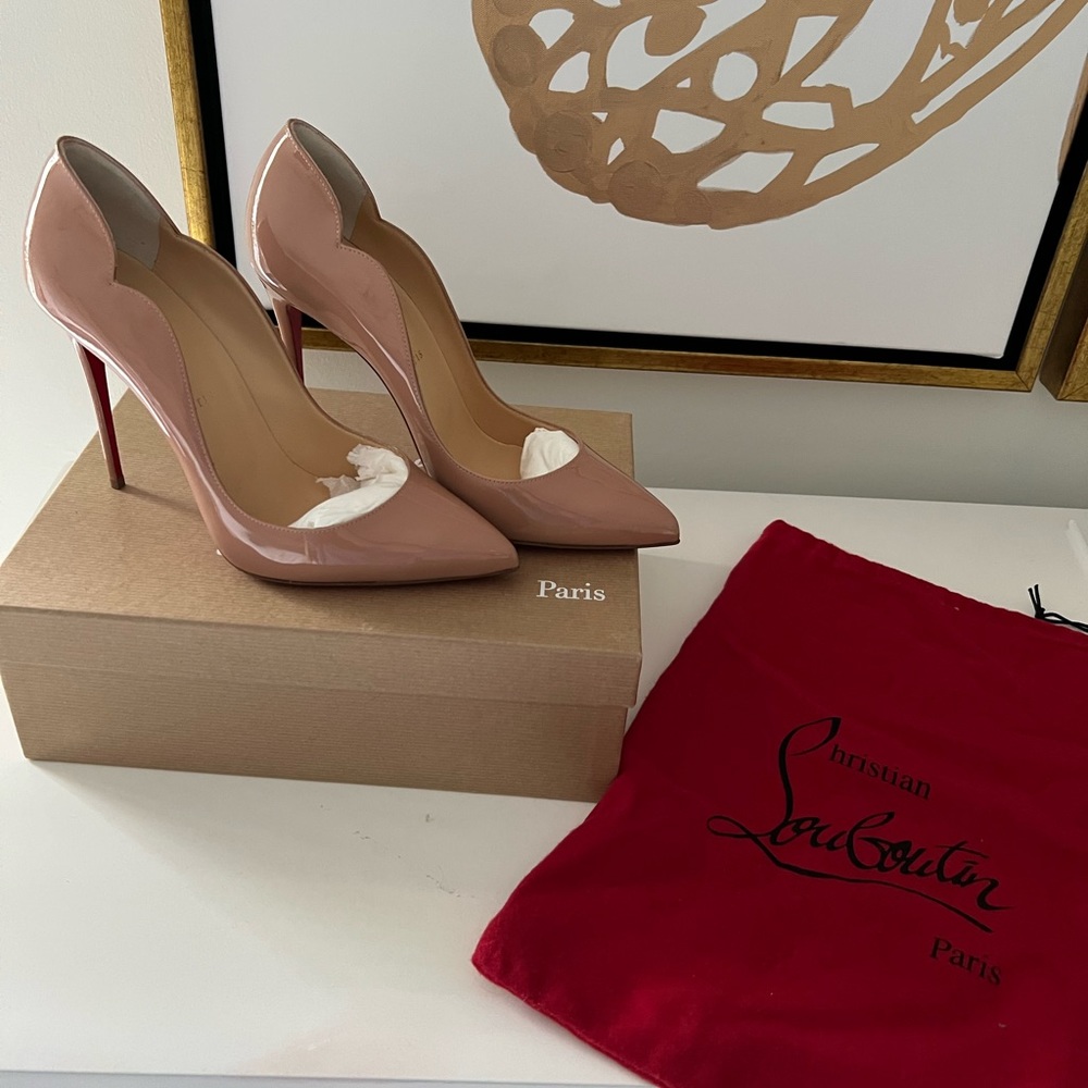 Christian Louboutin Hot Chick
100 mm Pumps-Patent calf leather- NUDE